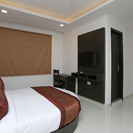 Hotel O M Suites Yeni Delhi Dış mekan fotoğraf