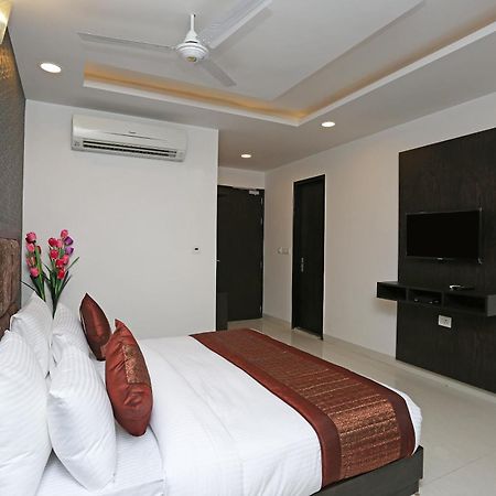 Hotel O M Suites Yeni Delhi Dış mekan fotoğraf