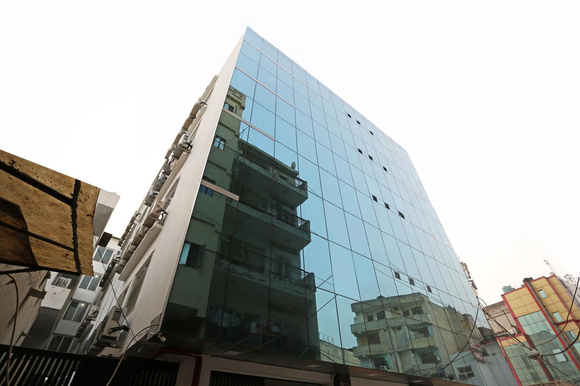 Hotel O M Suites Yeni Delhi Dış mekan fotoğraf