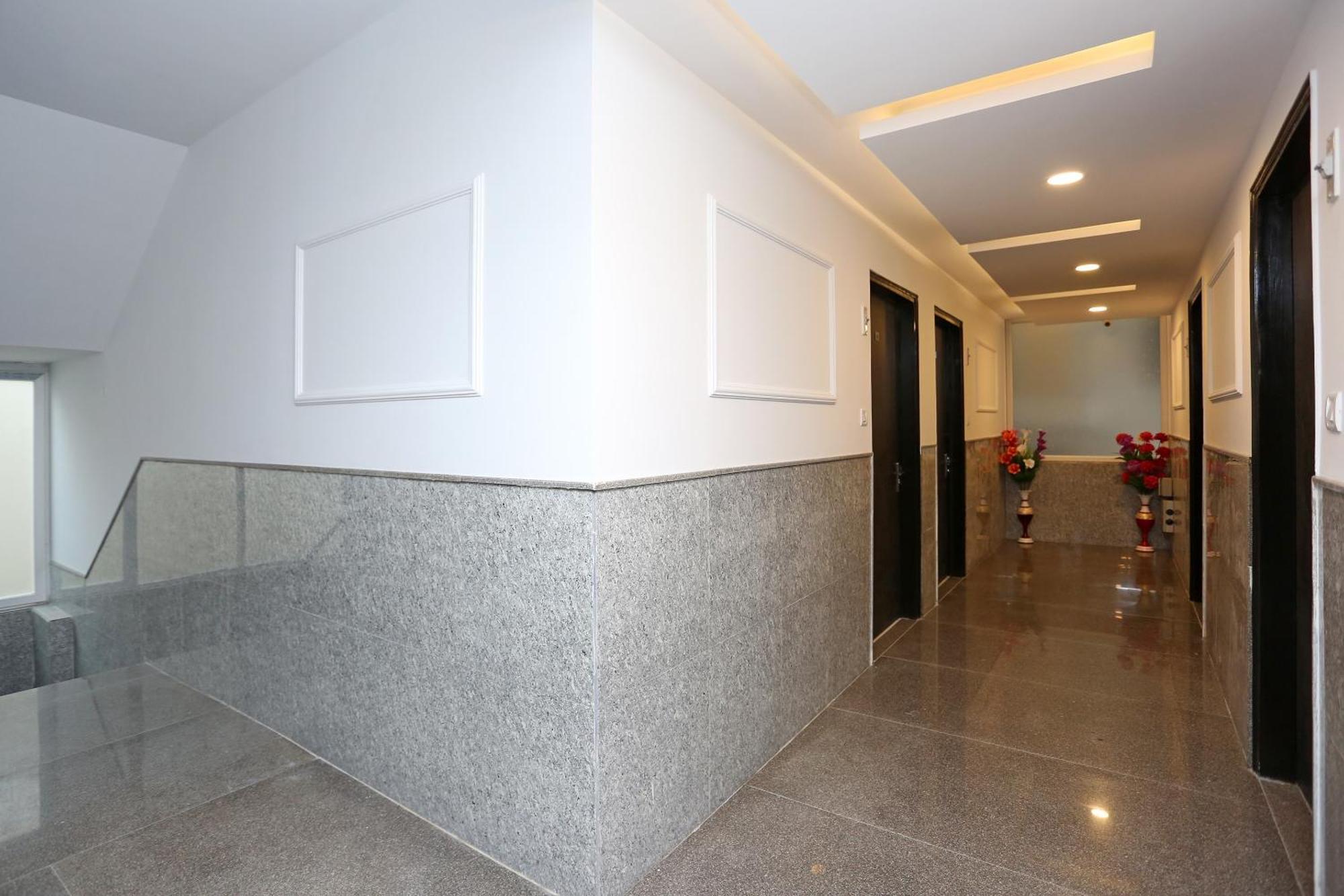Hotel O M Suites Yeni Delhi Dış mekan fotoğraf