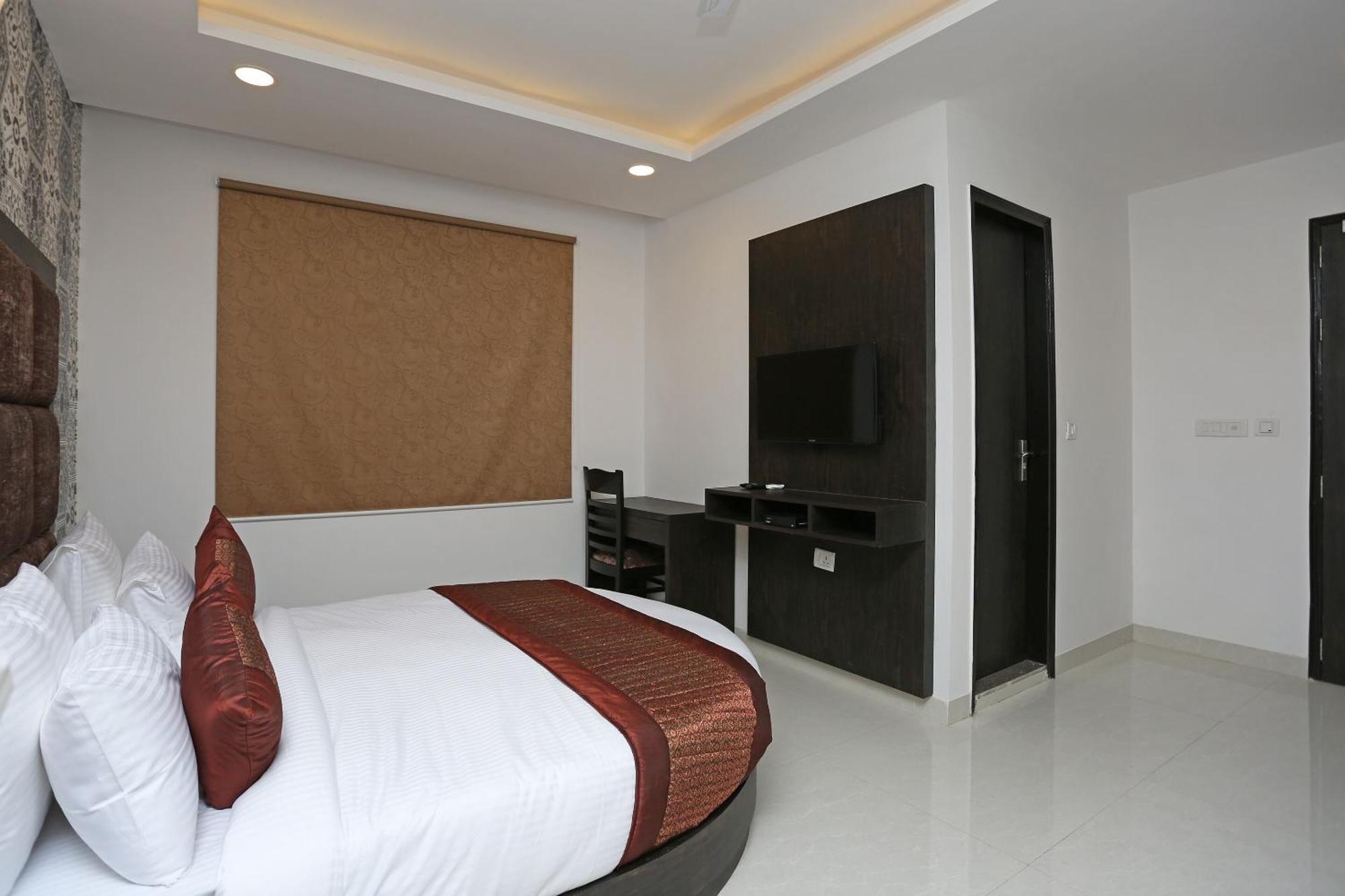 Hotel O M Suites Yeni Delhi Dış mekan fotoğraf