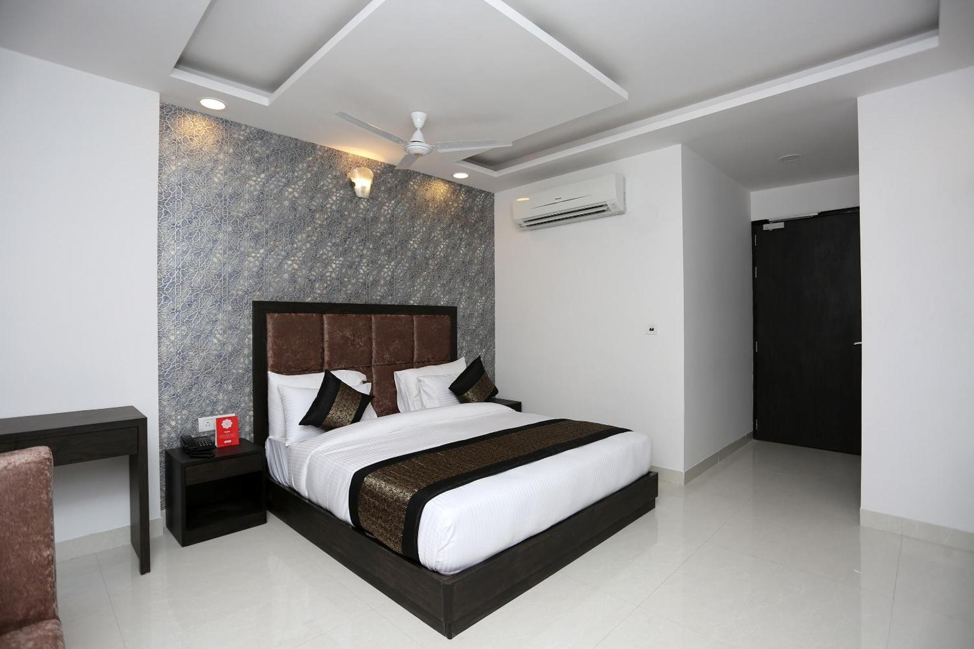 Hotel O M Suites Yeni Delhi Dış mekan fotoğraf