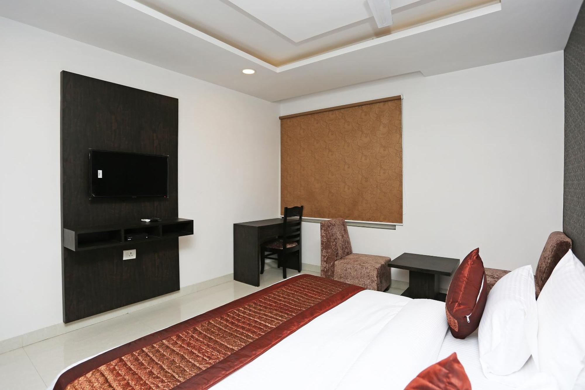 Hotel O M Suites Yeni Delhi Dış mekan fotoğraf