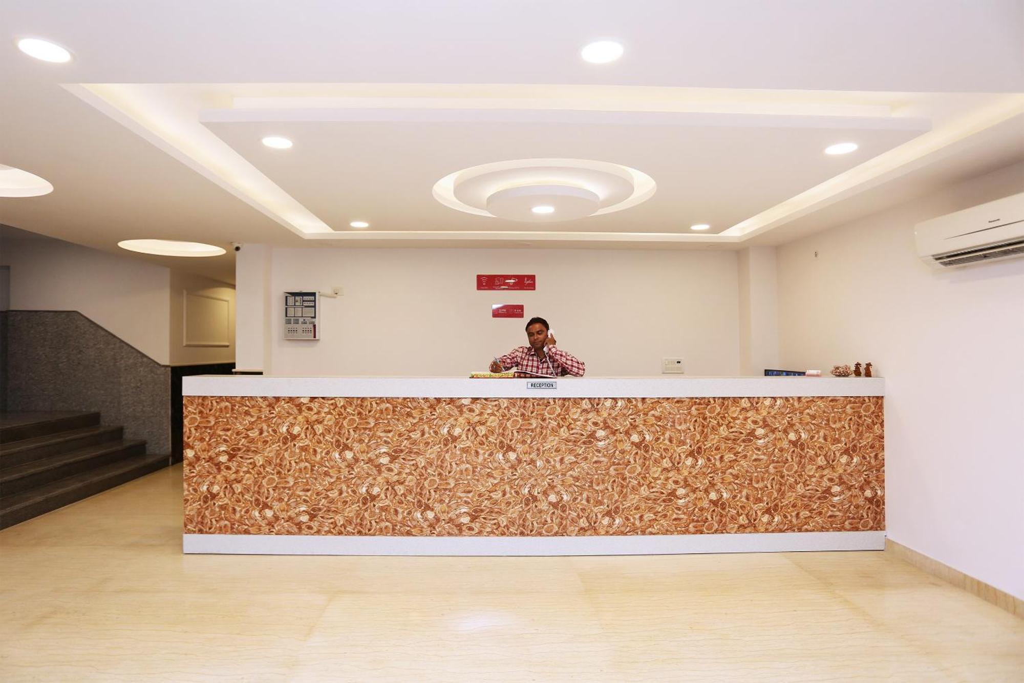 Hotel O M Suites Yeni Delhi Dış mekan fotoğraf