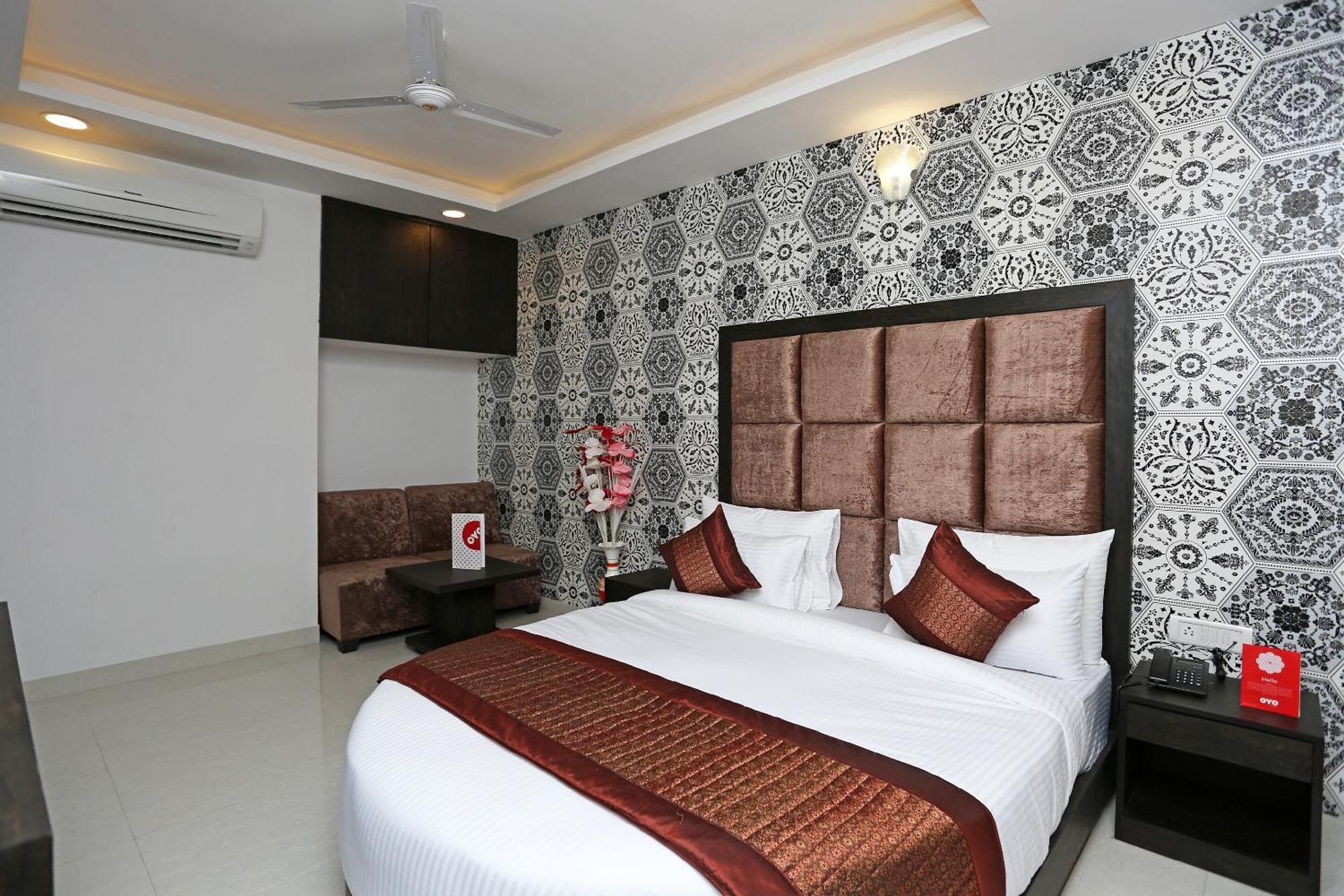 Hotel O M Suites Yeni Delhi Dış mekan fotoğraf