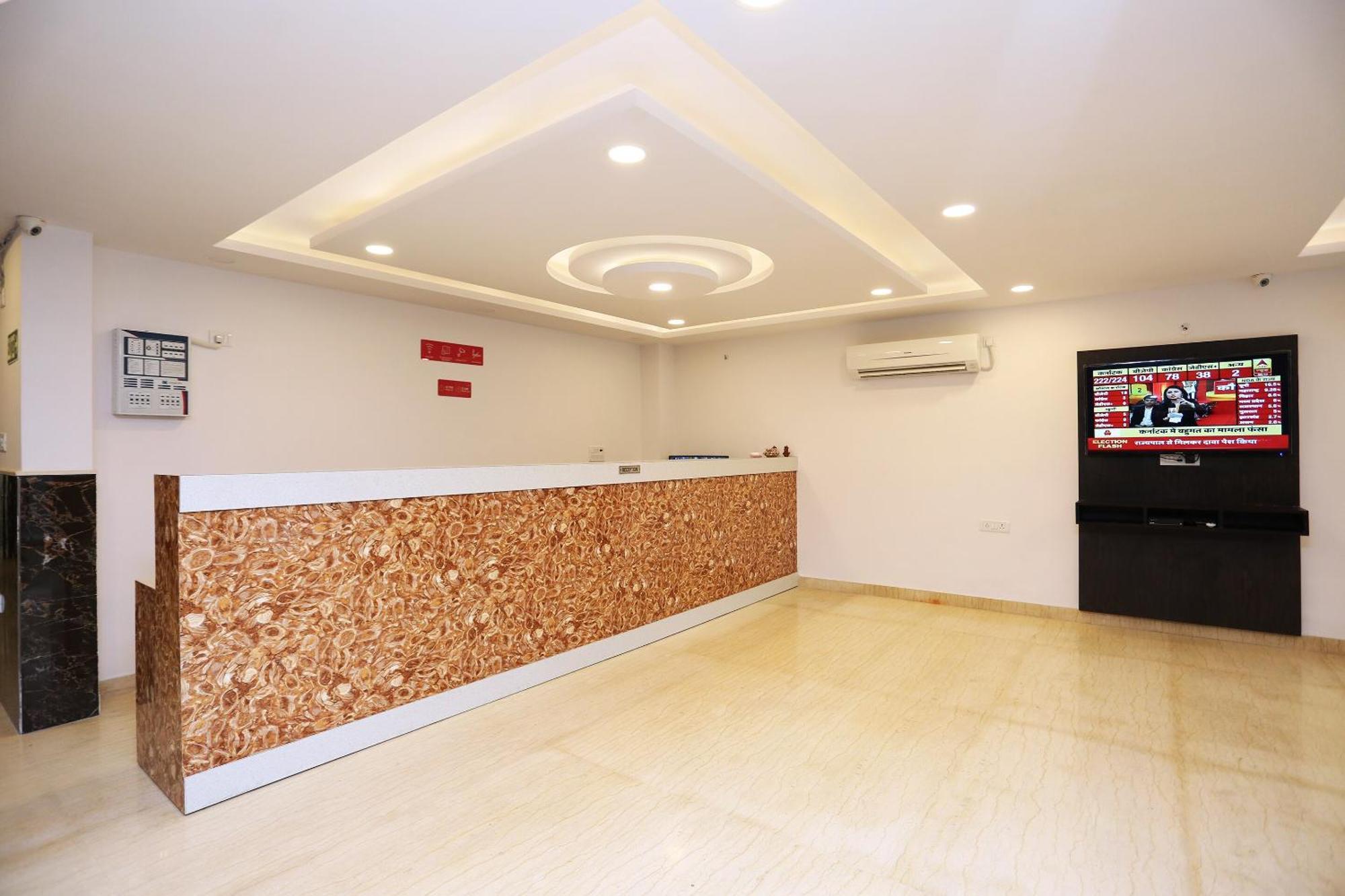 Hotel O M Suites Yeni Delhi Dış mekan fotoğraf
