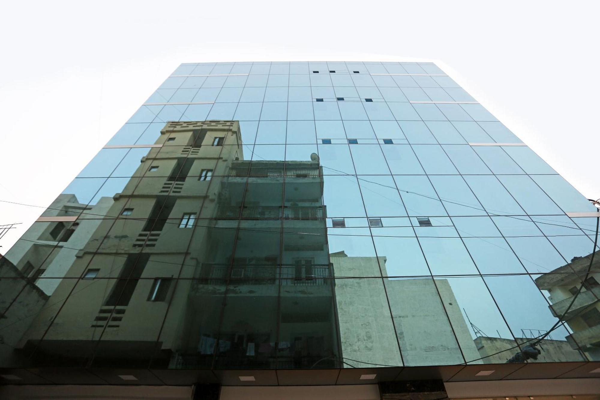 Hotel O M Suites Yeni Delhi Dış mekan fotoğraf