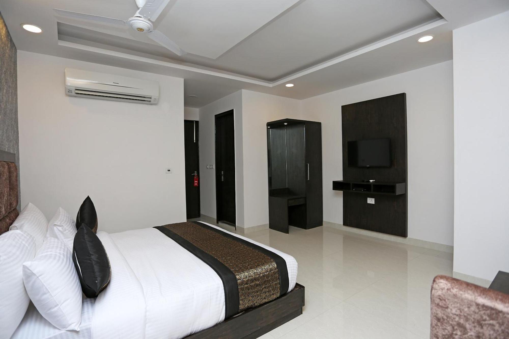 Hotel O M Suites Yeni Delhi Dış mekan fotoğraf