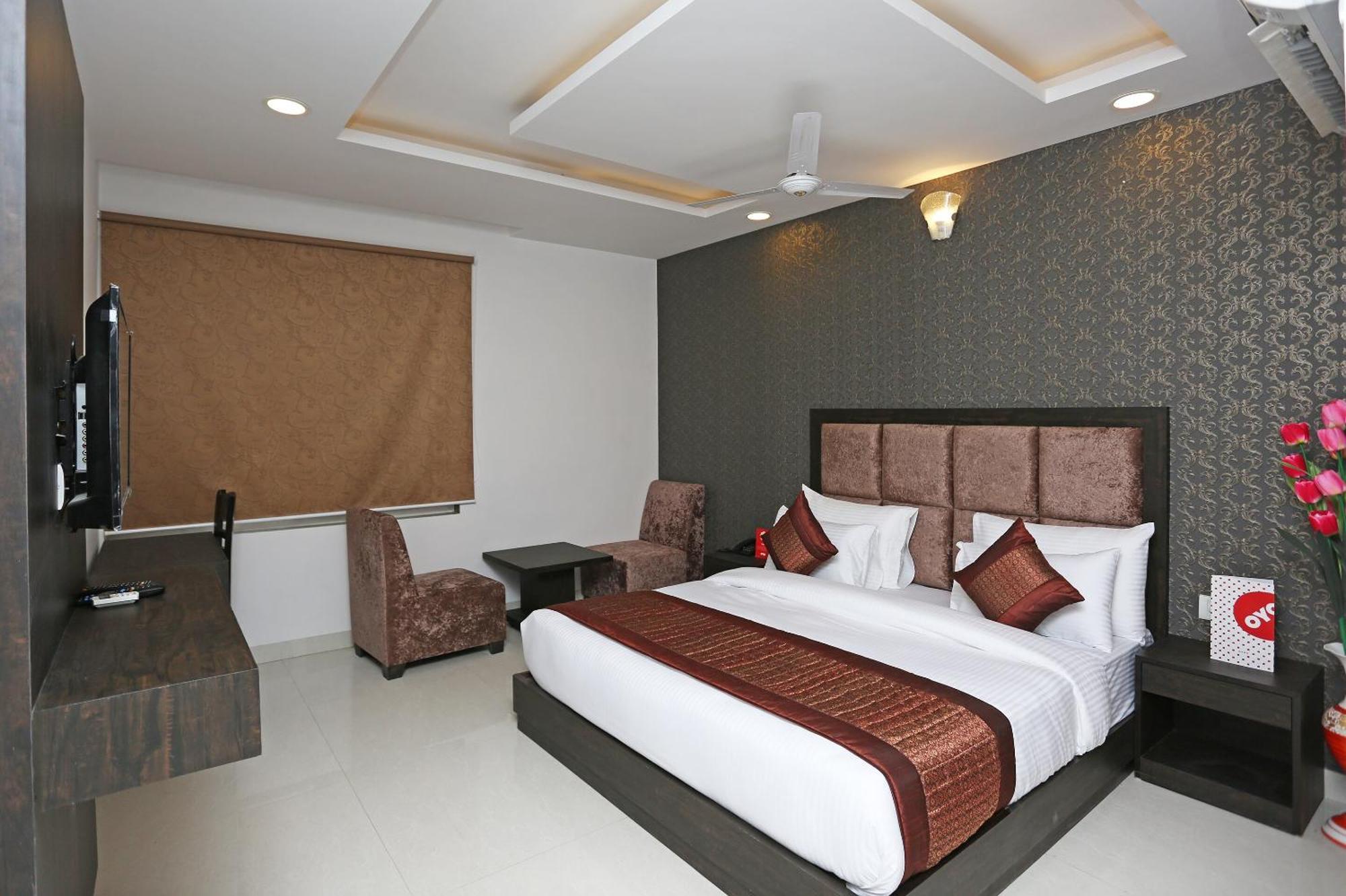 Hotel O M Suites Yeni Delhi Dış mekan fotoğraf