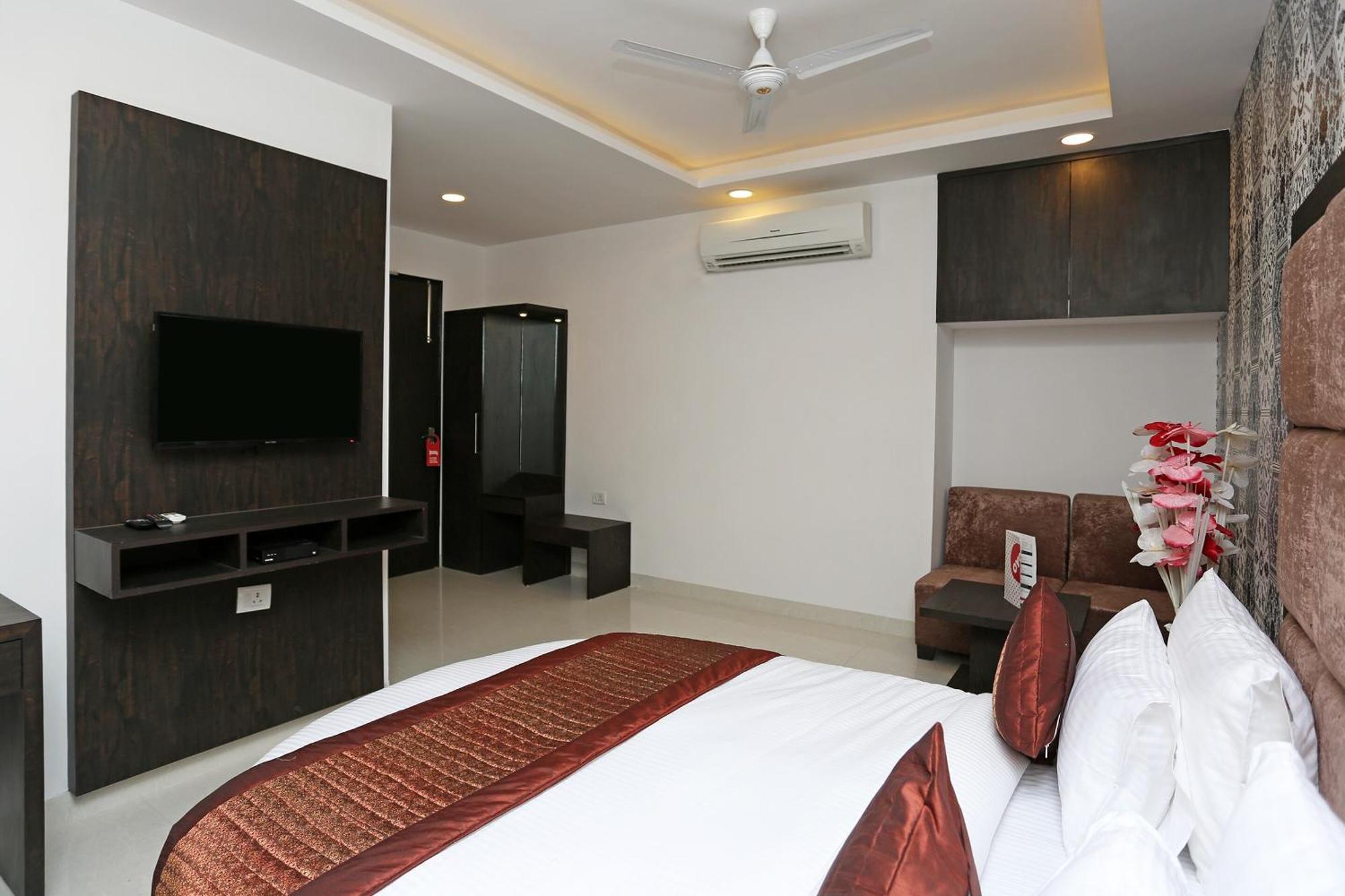 Hotel O M Suites Yeni Delhi Dış mekan fotoğraf