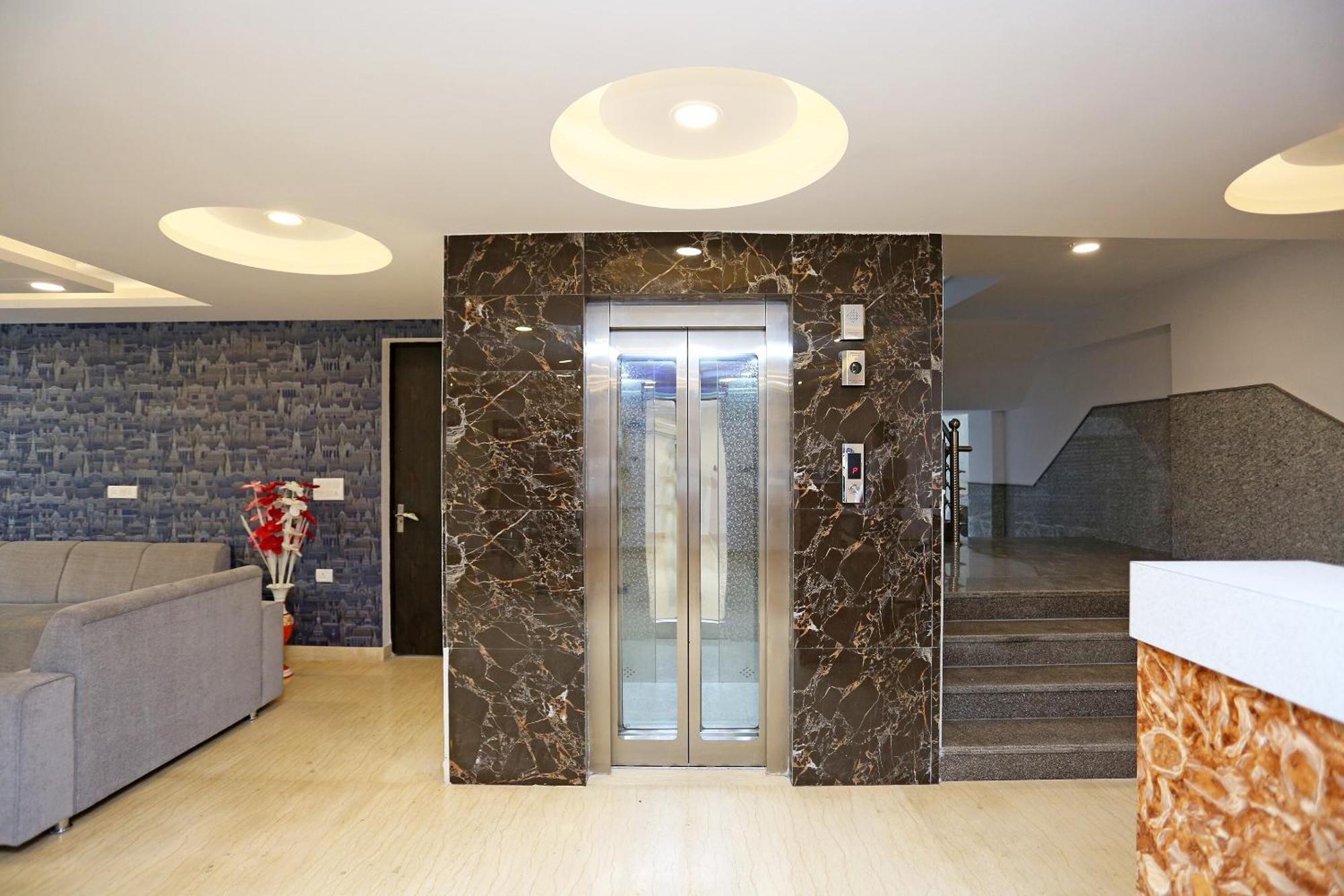 Hotel O M Suites Yeni Delhi Dış mekan fotoğraf